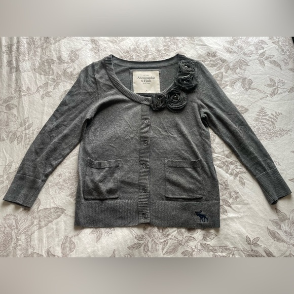 Abercrombie Y2K Gray Floral Appliqué Button Front Cardigan Medium Preppy Nylon - Picture 1 of 10